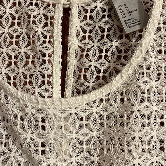 H & M white top. Medium. So nice! Worn twice. Perfect condition. - Picture 2 of 9